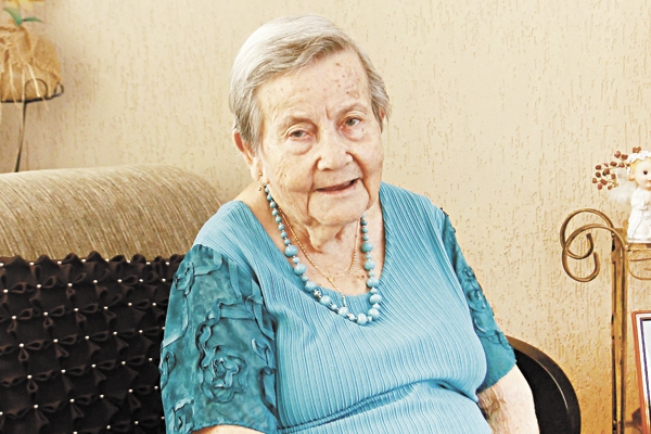 Nosso homenagem especial neste domingo,18 de novembro, para dona Áurea Batista Marcelino, que está completando 90 anos. Ela é mãe do Nenê’s cabeleireiro, do Stroga, da Bete (com quem mora) e da Carmem. E tem ainda vários netos e bisnetos, que certamente v